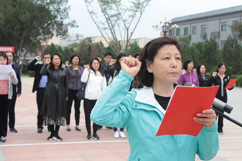 图4：领誓人：北京药学会党建小组副组长彦玲.jpg